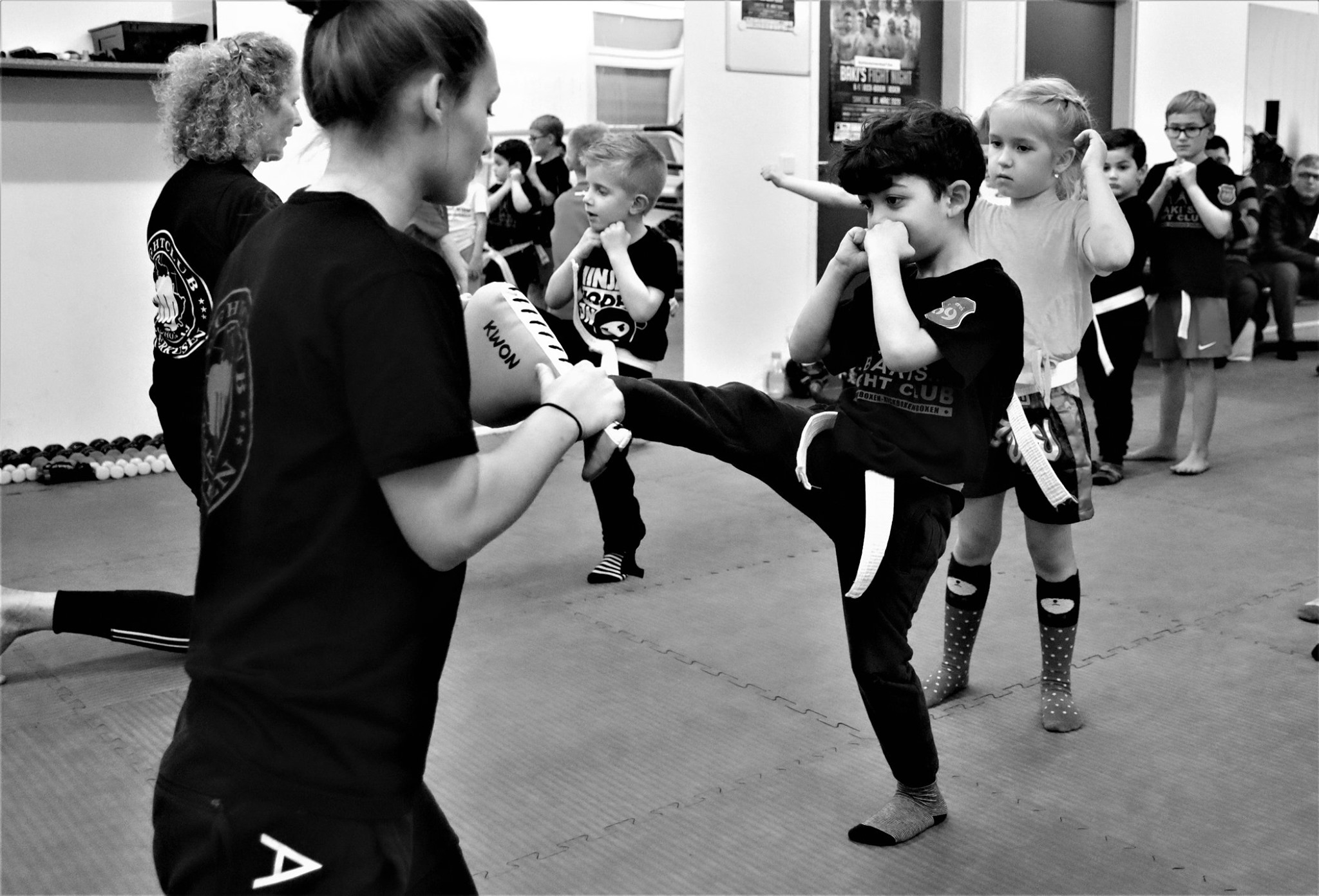Kinder beim Kickbox-Training im Fightclub Leverkusen